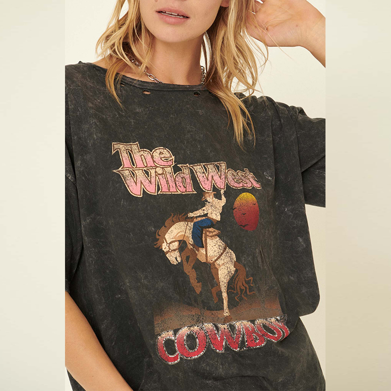 hongfeng produces wrangler t shirt women's with oversized tattered patterns for a trendy look.